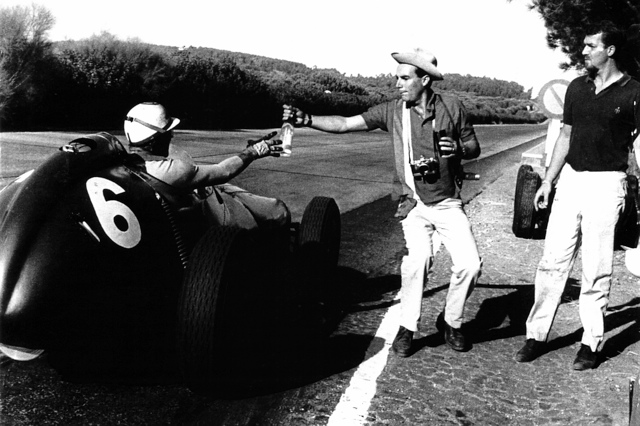 Drink break at the 1959 Portuguese GP